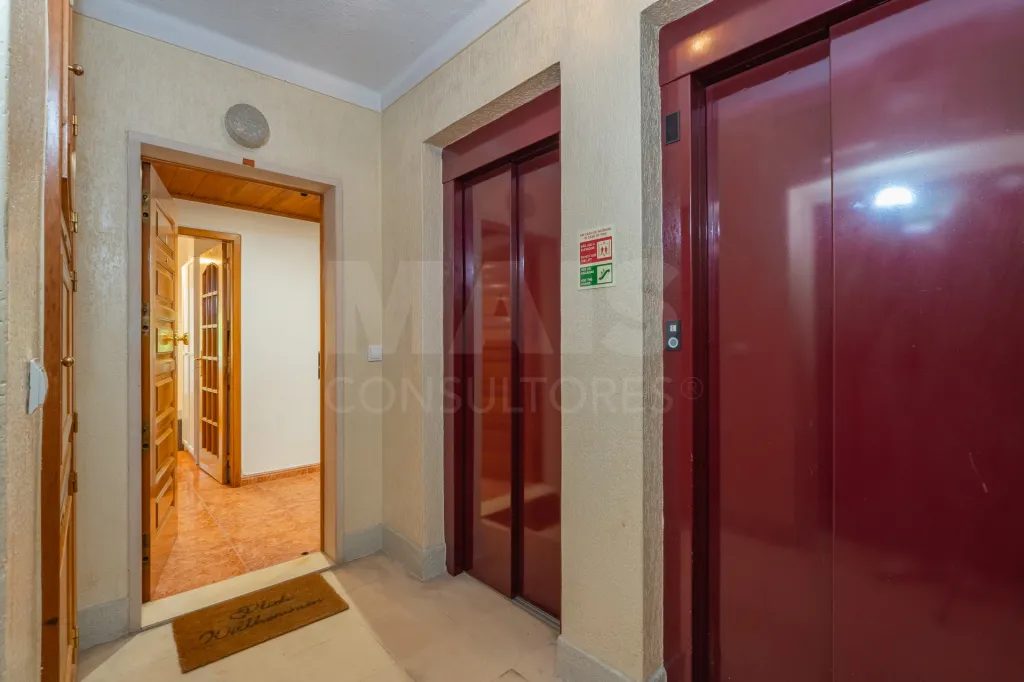 T2 com excelentes áreas, duas casas de banho e varandas em todas as divisões | Casal da Mira – Amadora