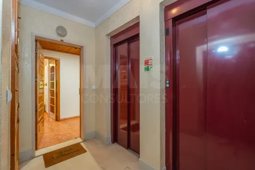 T2 com excelentes áreas, duas casas de banho e varandas em todas as divisões | Casal da Mira – Amadora