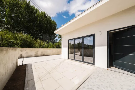 Moradia T3 Nova com Piscina