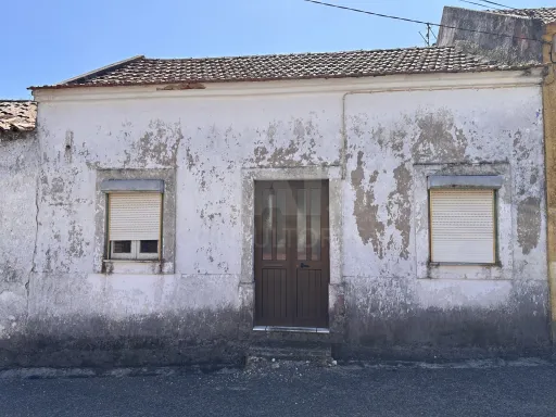 House to renovate with land in A-dos-Francos