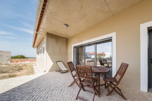 Moradia T3 Moderna, Térrea com Espaço Exterior | Olho Marinho, Óbidos
