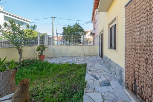 Oportunidade no Porto Alto, moradia T4+1 com 204m2 e logradouro.