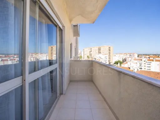T3 no Carregado com excelentes areas com varanda e parqueamento