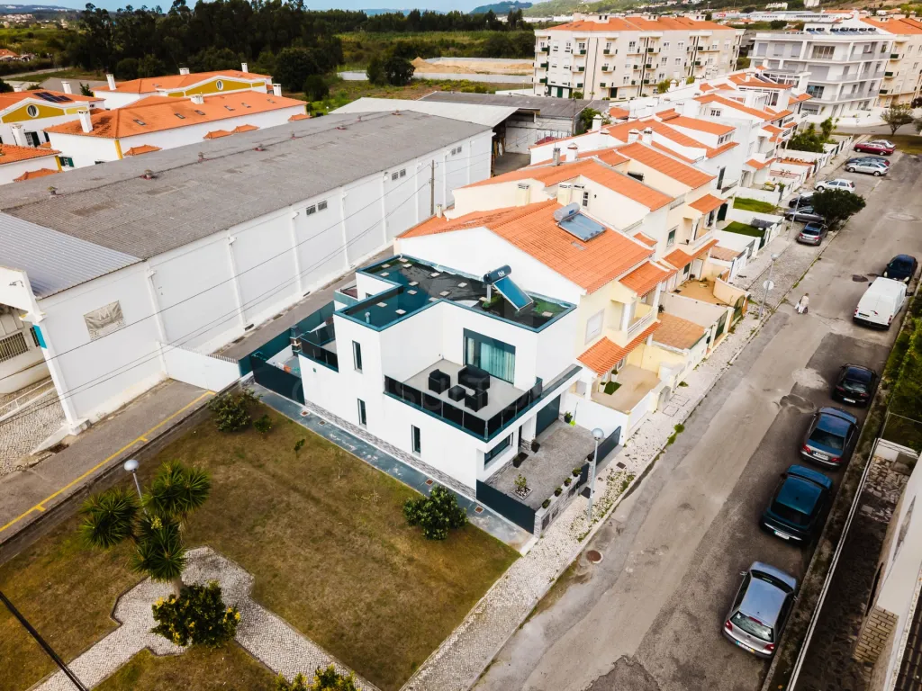 NÃO PUBLICAR Moradia T3 Semi-Nova no centro da cidade com garagem e terraço privativo