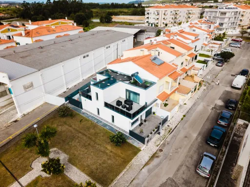 NÃO PUBLICAR Moradia T3 Semi-Nova no centro da cidade com garagem e terraço privativo