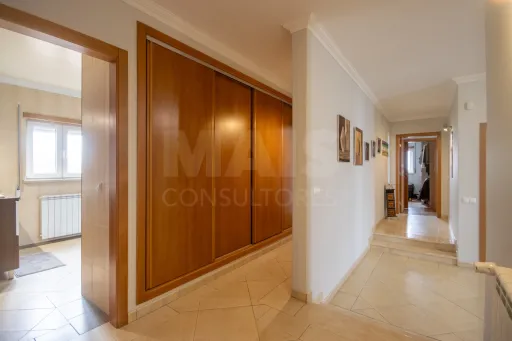 Moradia Térrea T5 com Piscina e Vista Deslumbrante – Serra de Aire e Candeeiros