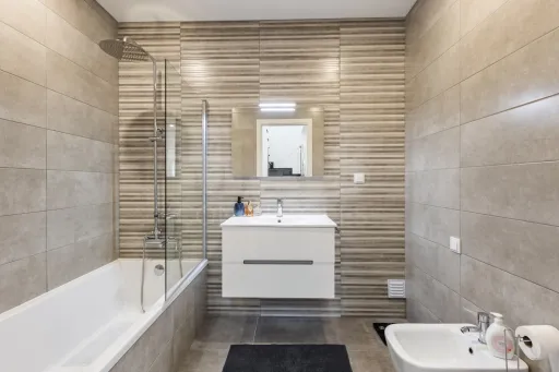 Moradia semi-nova T3 com piscina e vista mar