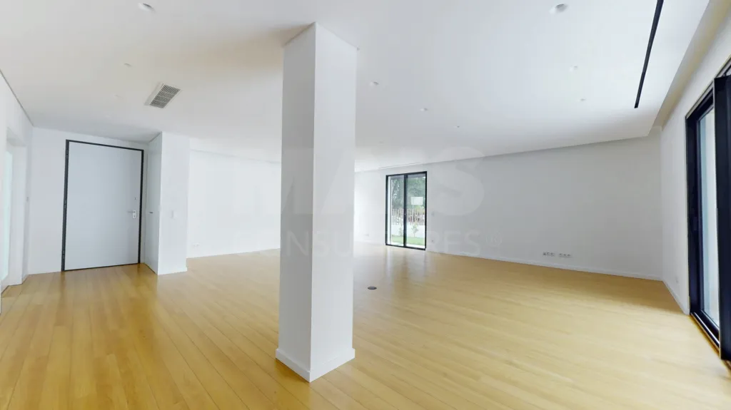 Moradia nova com piscina T4 em Linda a Velha