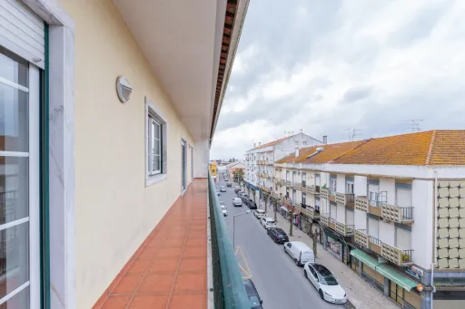 Apartamento T2 em Salvaterra de Magos com elevador, parqueamento e arrecadação