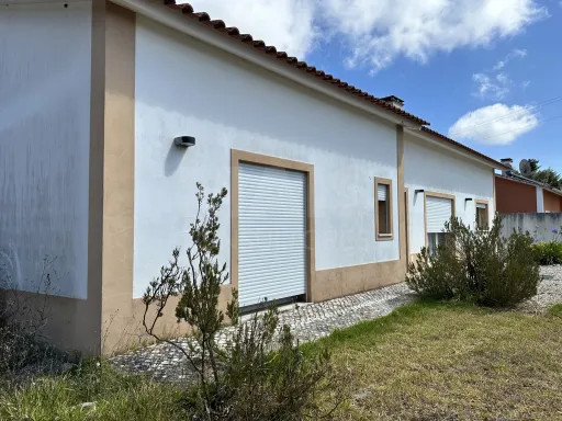 Moradia térrea T3 em lote 1002m2, jardim e garagem