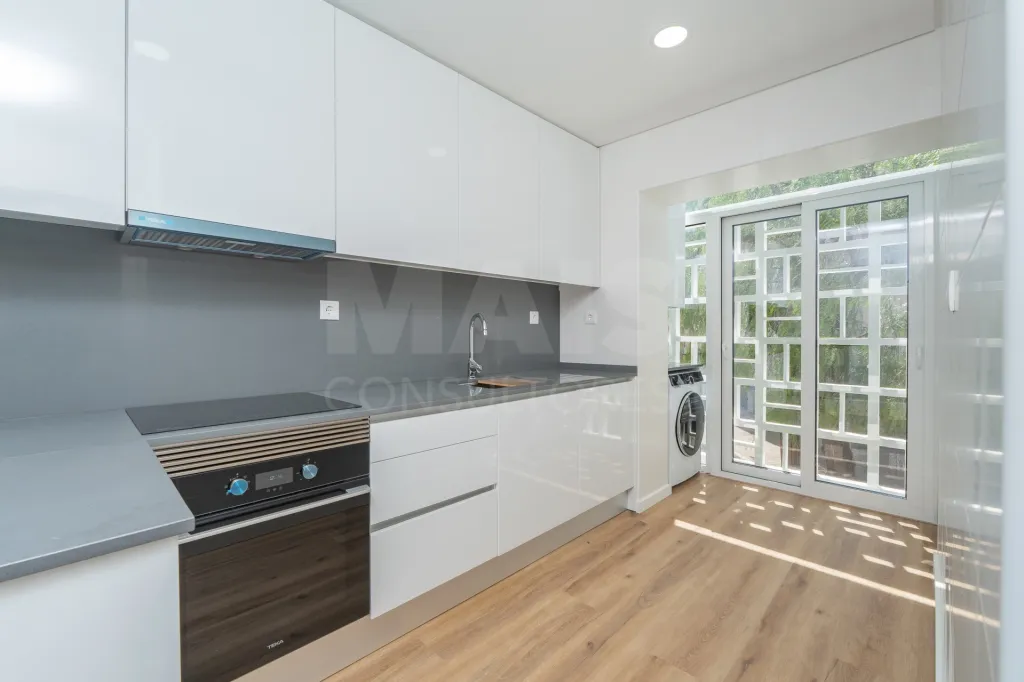Apartamento T2 Totalmente Remodelado com Varanda no Coração de Alverca | Modernidade, Conforto e Localização de Excelência