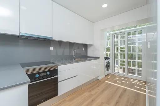 Apartamento T2 Totalmente Remodelado com Varanda no Coração de Alverca | Modernidade, Conforto e Localização de Excelência