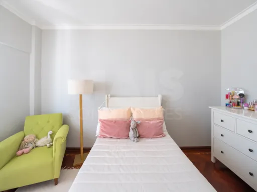 T3 no Carregado com excelentes areas com varanda e parqueamento