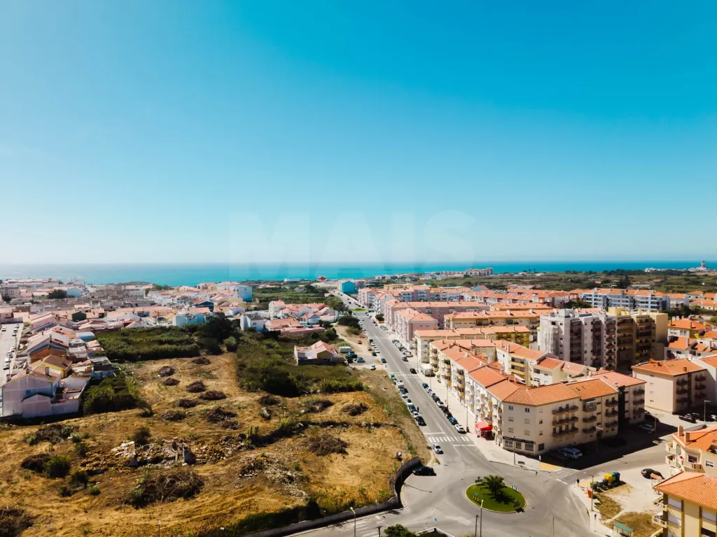T2 Renovado com Varanda e Vista Mar em Peniche