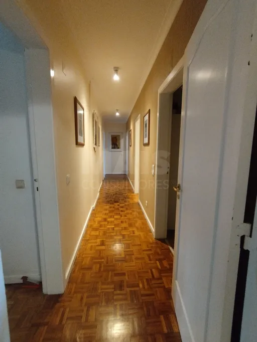 Apartamento T4 ao lado do metro das Olaias com dois lugares de parqueamento