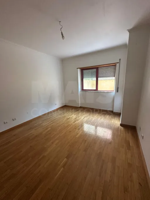 Apartamento T2 na Póvoa de Santa Iria com parqueamento e terraço