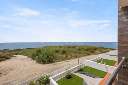 Moradia T4 com Vista Mar, Jacuzzi Panorâmico e Energia Solar | Lourinhã