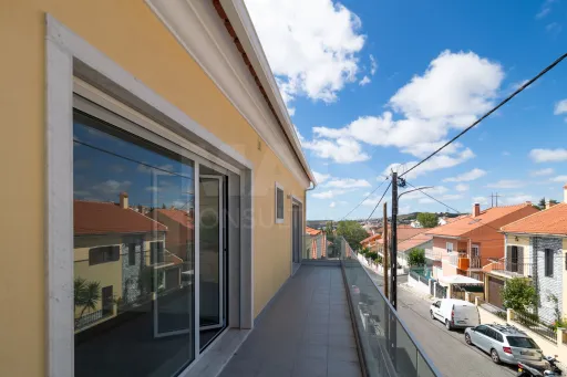 Moradia Geminada T4 + 1 com Piscina Famões