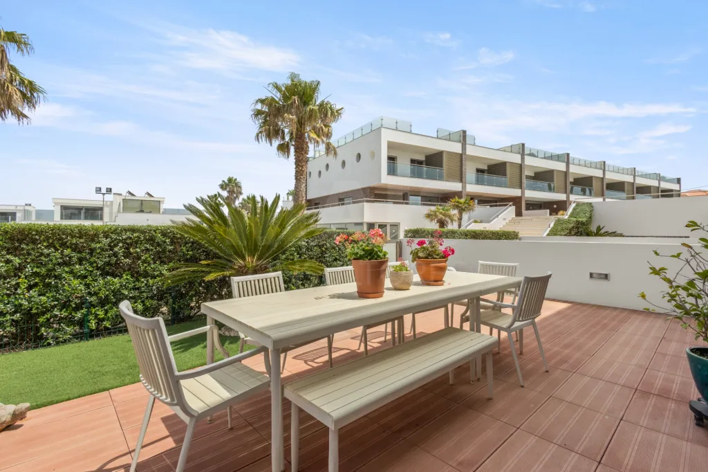 Moradia T4 com Vista Mar, Jacuzzi Panorâmico e Energia Solar | Lourinhã