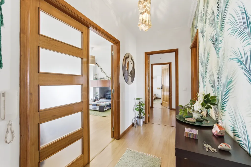 Apartamento T2 com varandas e arrecadação em Peniche