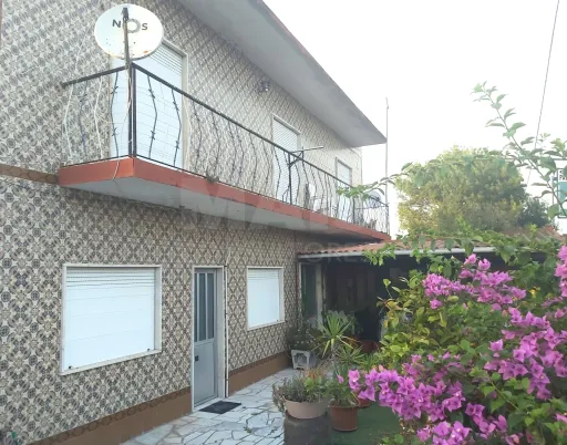 Moradia Bi Familiar inserida num lote de Terreno 1785 m2 em Canha