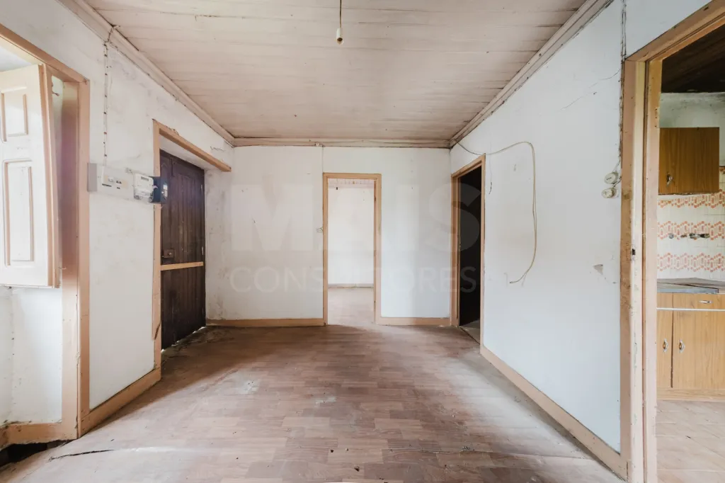 2 Moradias p/a recuperar em terreno plano c/ 4.603m2
