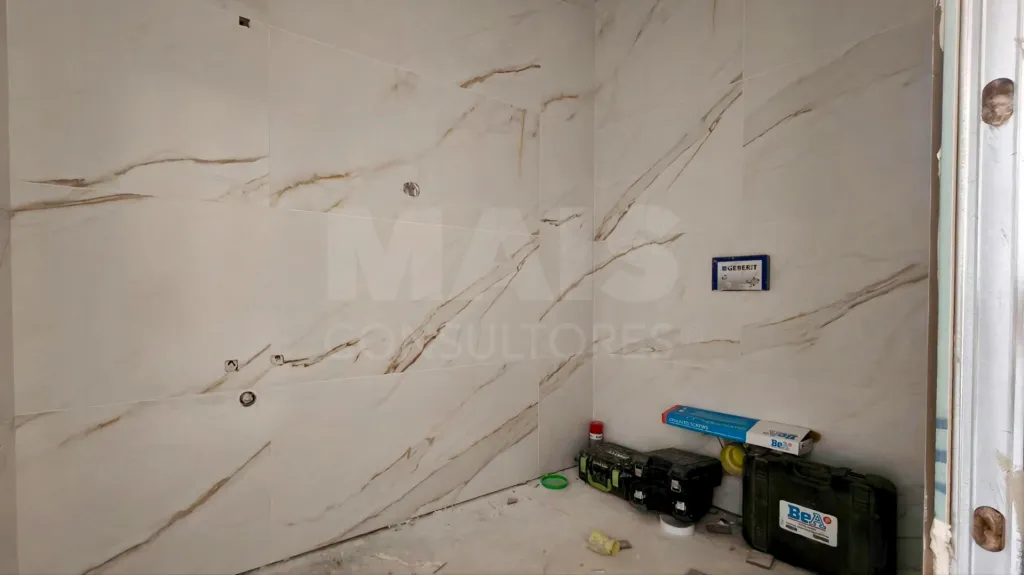 Moradia Térrea T4 com Suite Master, Piscina de Água Salgada, Garagem e Acabamentos Premium !