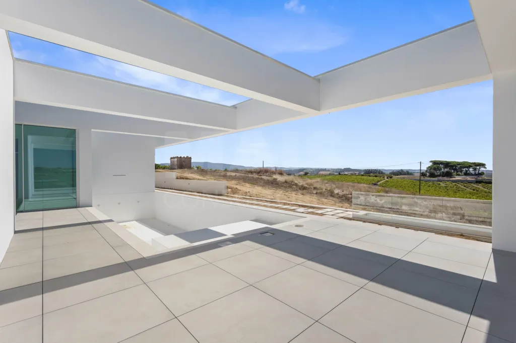 4-bedr. house on 2-hectare plot in Carvalhal