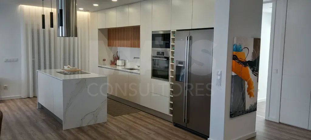 3-Bedroom Top-Floor Apartment with Panoramic Balcony, Garage, and Storage Room | Downtown Lourinhã, 10 Minutes from the Beach