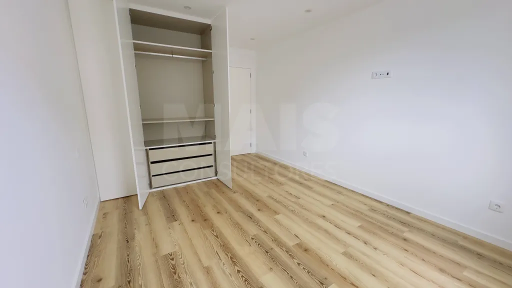 Fully Renovated 4-Bedroom Apartment | Downtown Lourinhã | Space, Elegance, and Comfort