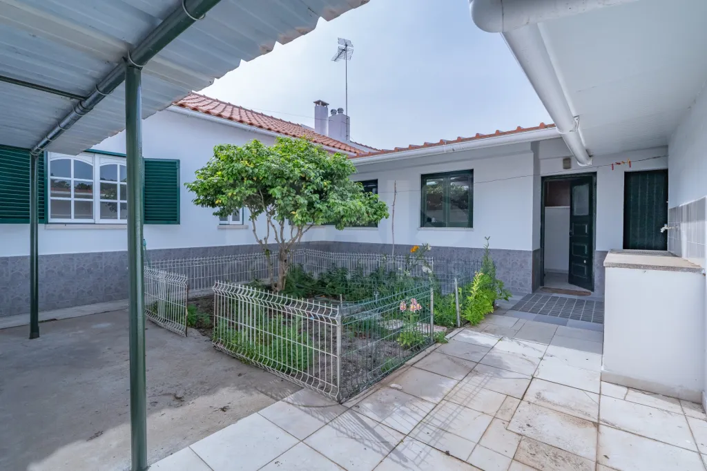 Moradia T3 com espaço exterior no centro de Salvaterra de Magos