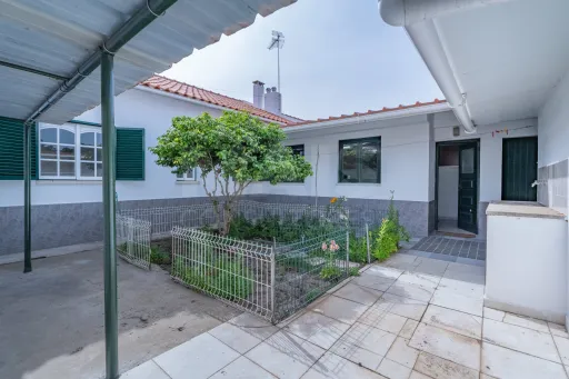 Moradia T3 com espaço exterior no centro de Salvaterra de Magos