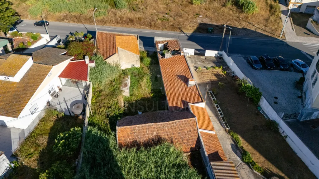 Terreno com 4 construções e 1 armazém no centro de Peniche