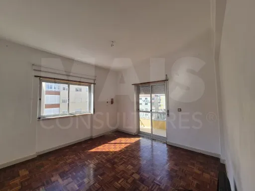 Apartamento de 3 Assoalhadas com Varanda na Serra da Mina