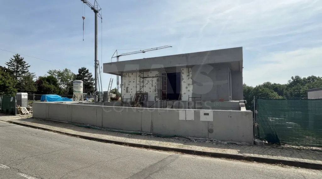 Moradia NOVA T3+1 com piscina e jardim