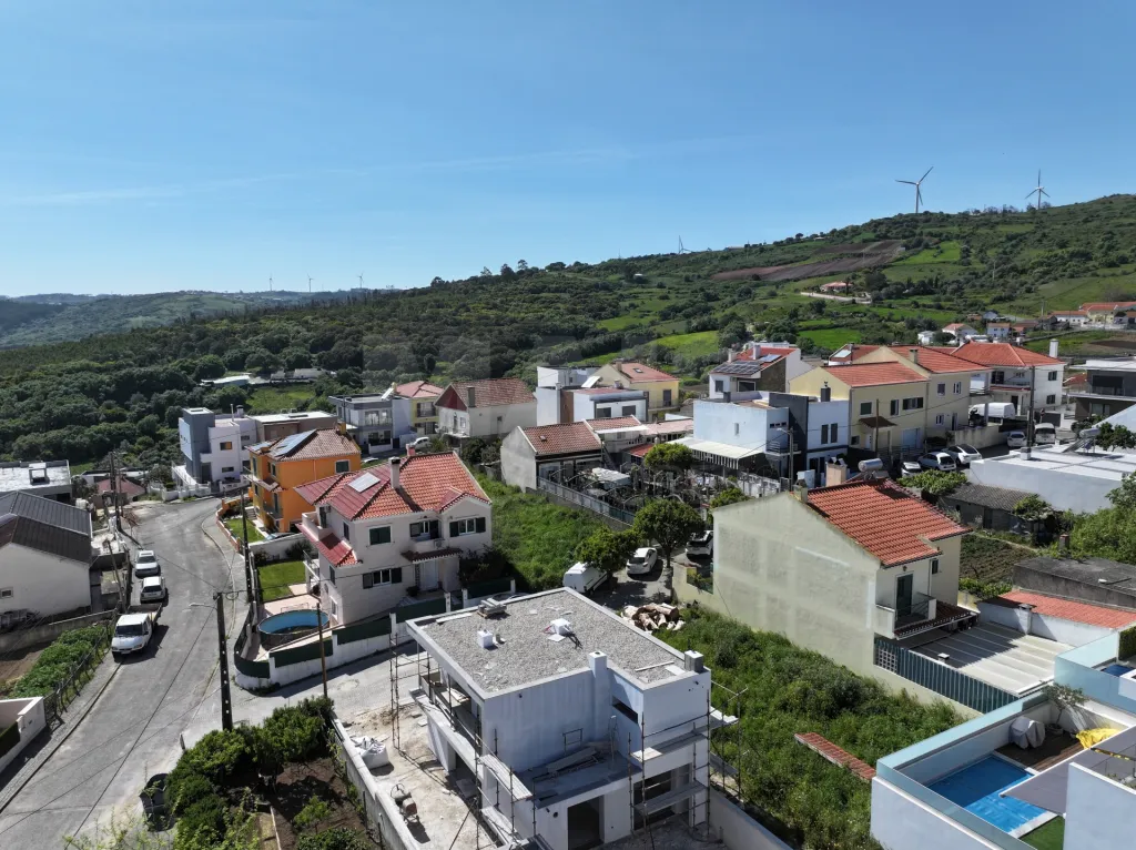 Lote Urbano com Proj. Aprovado para Moradia T3 c/ Cave, Logradouro & Parqueamento !