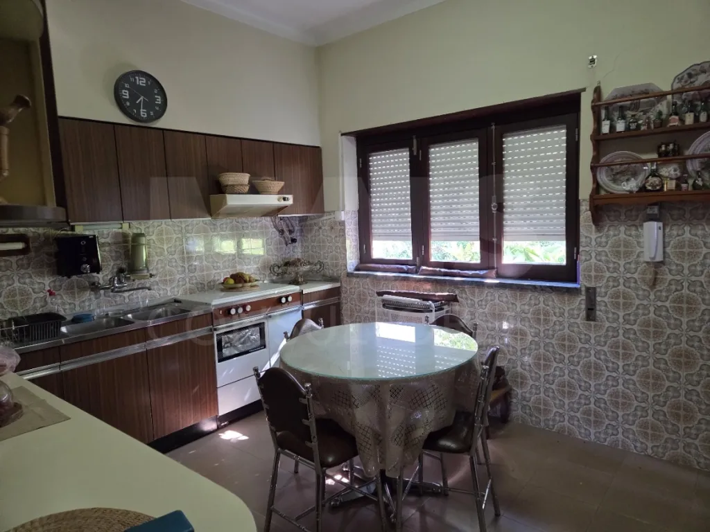 Moradia T3 com Jardim, Anexos e Enorme Potencial – Moitas Vendas