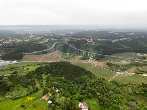 2 Moradias p/a recuperar em terreno plano c/ 4.603m2