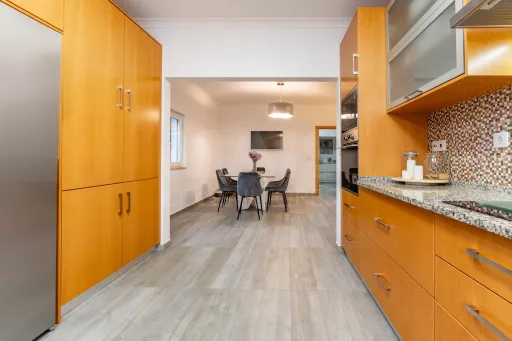 Moradia T3 semi-nova, estilo contemporâneo em Marinhais