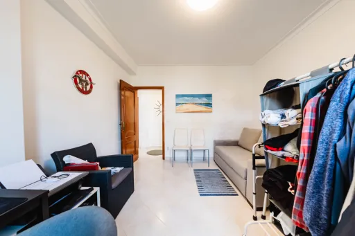 Moradia exclusiva com piscina aquecida, suite, garagem e jardim deslumbrante