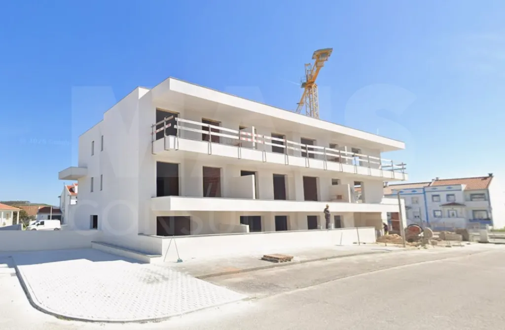 New 3 bedroom apartment with private garage and large balcony in Ferrel near Baleal