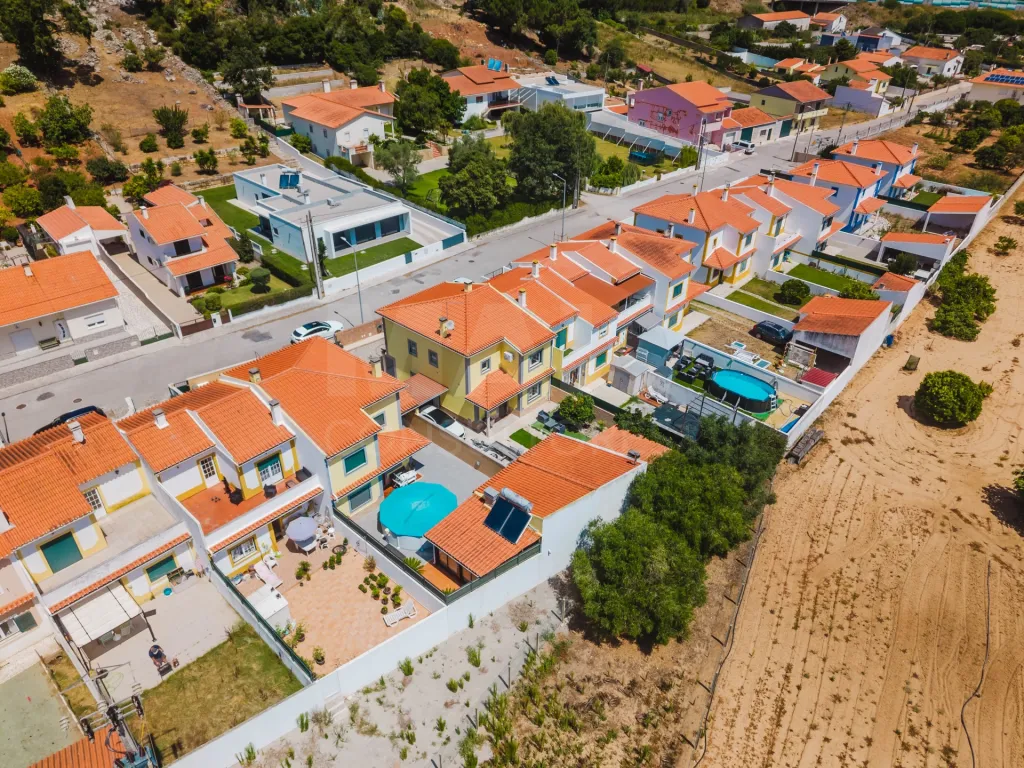 Moradia T4 com Jardim, Garagem e Churrasqueira no Centro de Olho Marinho – Óbidos
