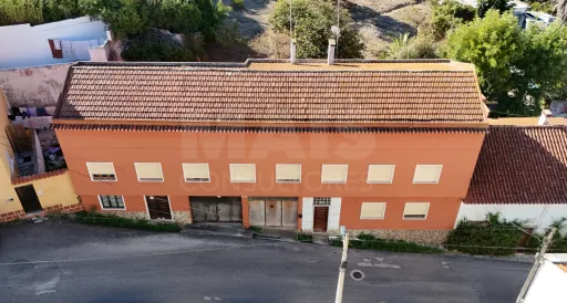 Prédio em propriedade total, localizado numa zona central da Lourinhã,