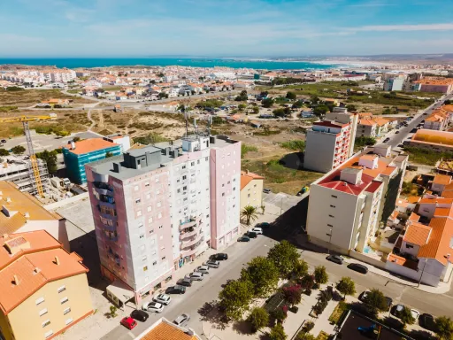 T2 Renovado com Varanda e Vista Mar em Peniche
