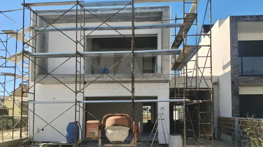 Moradia T4 c/ 1 Master Suite + 2 Suites, Jardim & Parqueamento !