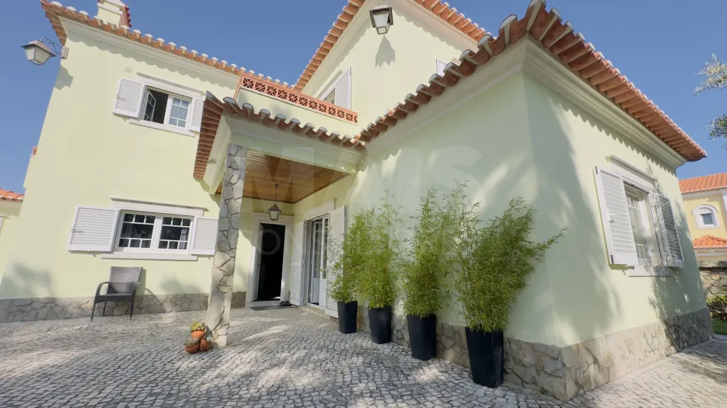 Exclusiva Moradia T4 com Jardim Privativo e Garagem | A minutos da Praia da Foz do Lizandro e da Ericeira