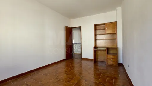 Apartamento T2 com Marquise e Despensa | 1º Andar | Perto das Praias