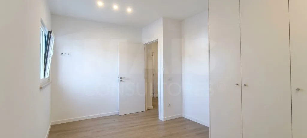 Moradia T3 em Santa Catarina | Mobilada e Decorada, com Terraço e Estacionamento