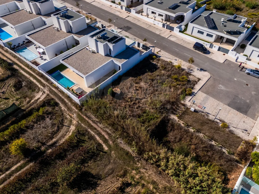 Lote Terreno com projeto aprovado para moradia T3 com Piscina