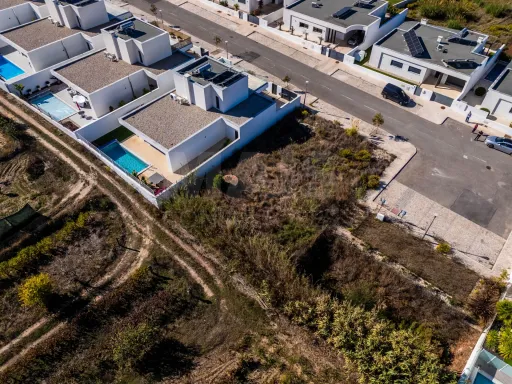 Lote Terreno com projeto aprovado para moradia T3 com Piscina